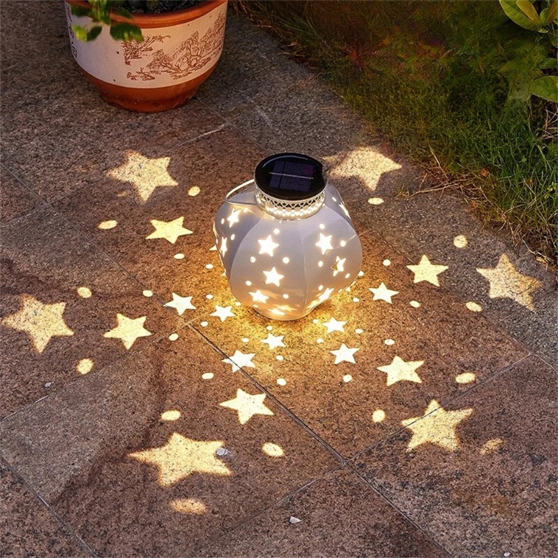 Outdoor Lighting Brands - โคมไฟโปรเจคเตอร์รูปดาวสำหรับสวน ไฟโซลาร์แขวนกลางแจ้ง โคมไฟโซลาร์แบบแขวนย้อนยุค พร้อมหูหิ้ว ตกแต่งสวนภายนอก